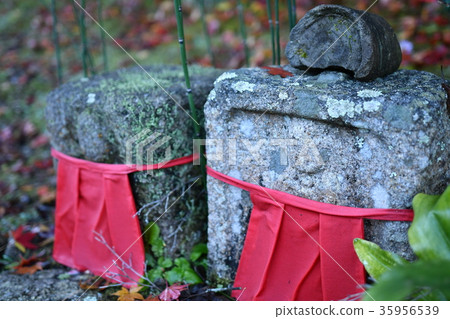 Changusuji寺的石Jizo Changusuji寺的石Jizo 35956539