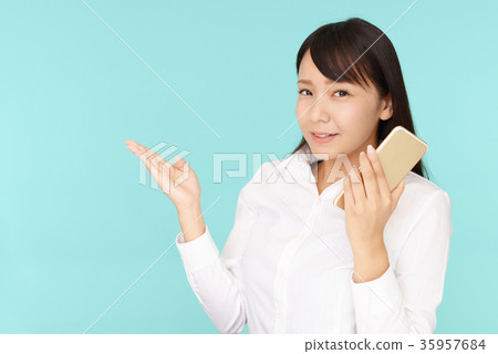 有智能手機的一名微笑的婦女 35957684