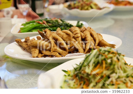 與油煎的魚的一張桌 35962233