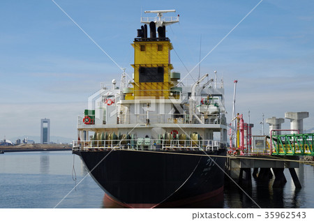 Tanker loading and unloading at Yokkaichi port 35962543