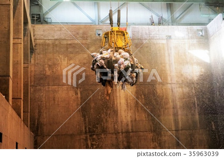 焚燒設施的起重機(生態清潔中心) 焚燒設施的起重機(生態清潔中心) 35963039