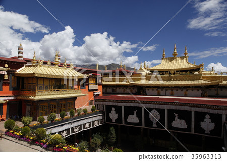 Golden roof of Jokhang Temple. 2016/9/18 35963313