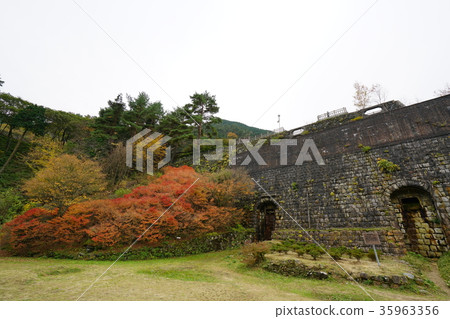Oriental Machu Picchu / Autumn leaves Oriental Machu Picchu / Autumn leaves 35963356
