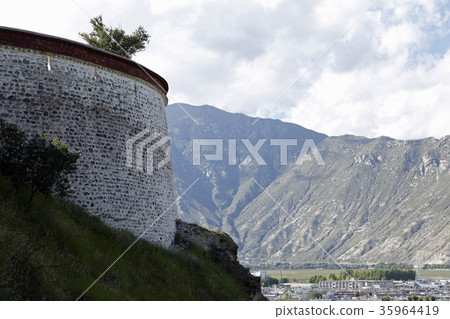 從布達拉宮看到的山脈。 2016年9月18日 35964419