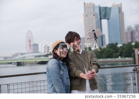 Men and women who take a selfie on a date Men and women who take a selfie on a date 35967256