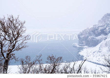 知床在冬天鄂霍次克海覆蓋著冰雪覆蓋的北海道Utoro 知床在冬天鄂霍次克海覆蓋著冰雪覆蓋的北海道Utoro 35967421