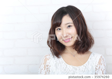 年輕女士的髮型 35974260