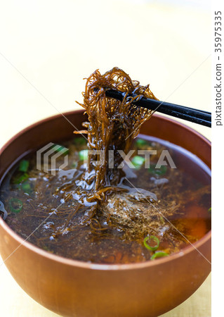 味噌湯配天然mozuku 味噌湯配天然mozuku 35975335