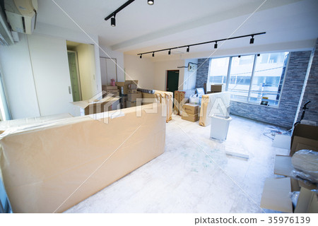 Moving room 35976139
