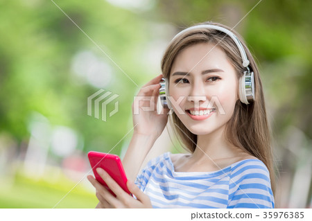 woman listen music 35976385
