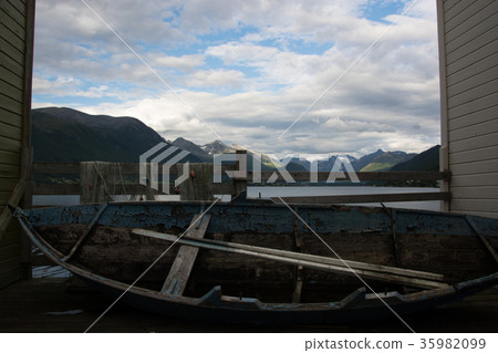 Isfjord bei Ondalsnes, Vestlandet, Norway 35982099