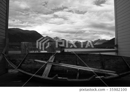 Isfjord bei Ondalsnes, Vestlandet, Norway 35982100