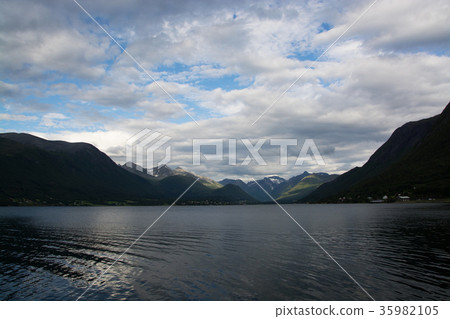 Isfjord bei Ondalsnes, Vestlandet, Norway 35982105
