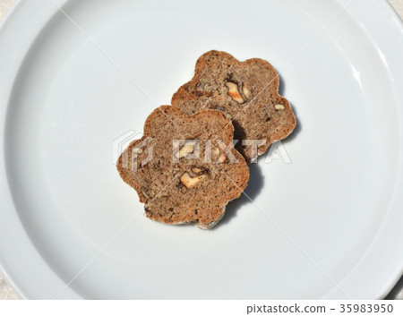 Shaped domestic bread 35983950