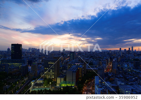 Sunset in Shinjuku subcenter 35986952