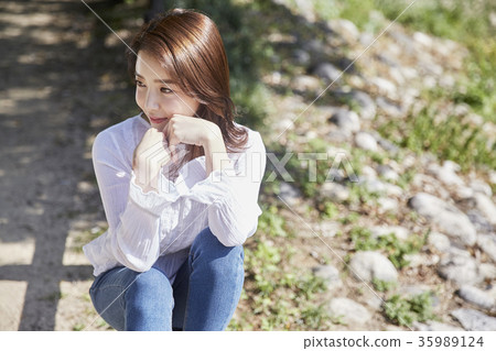 年輕的女人,公園,休息 年輕的女人,公園,休息 35989124