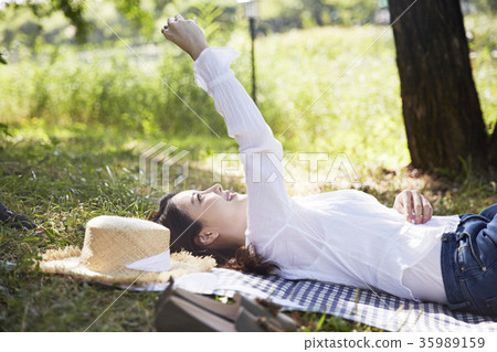 年輕的女人，公園，休息 35989159