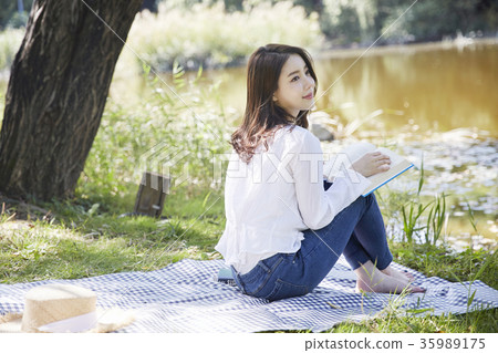 年輕的女人，公園，閱讀 35989175