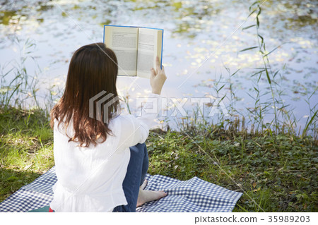 年輕的女人，公園，閱讀 35989203