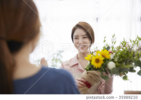 Young woman, florist, customer 35989210