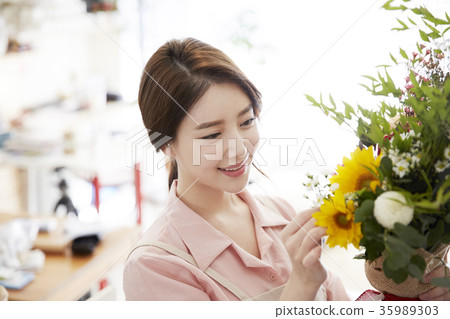 年輕女子，花店，花束 35989303