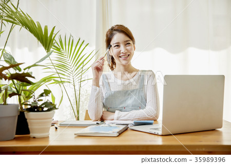 年輕的女人,生活,財務 年輕的女人,生活,財務 35989396