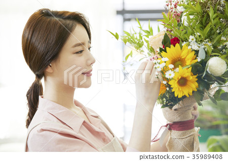 年輕女子，花店，花束 35989408
