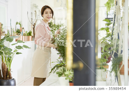 Young woman, florist, florist 35989454