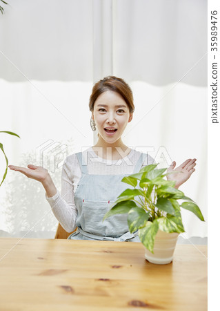 年輕的女人,笑著,花盆 年輕的女人,笑著,花盆 35989476