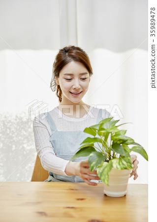 年輕的女人，笑著，花盆 35989478