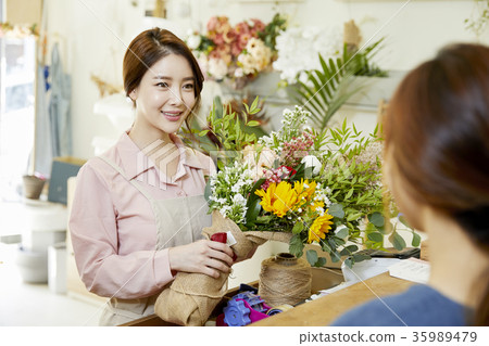 年輕的女人,花店,客戶 年輕的女人,花店,客戶 35989479