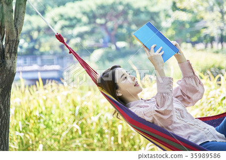 Young woman, park, reading Young woman, park, reading 35989586