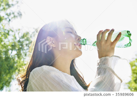 Young woman, park, break 35989606