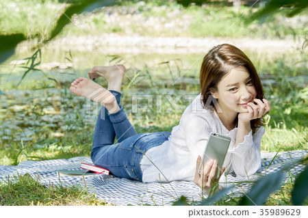 年輕的女人，公園，閱讀 35989629