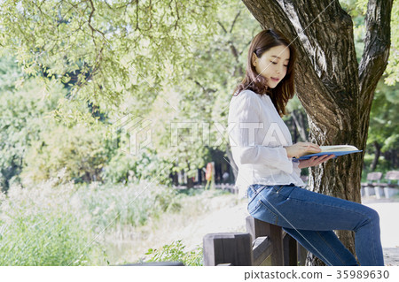 年輕的女人，公園，閱讀 35989630
