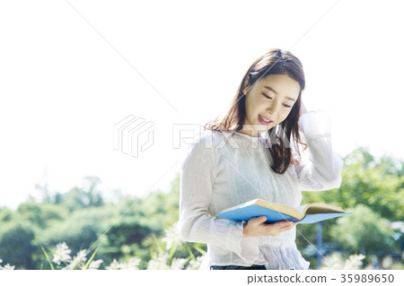 年輕的女人,公園,閱讀 年輕的女人,公園,閱讀 35989650