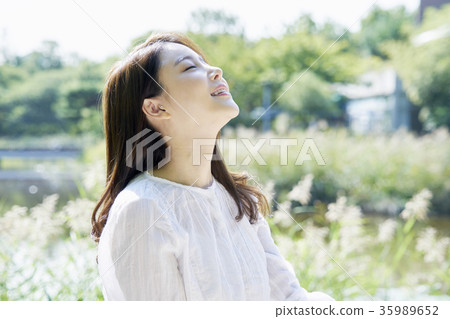 年輕的女人，公園，休息 35989652