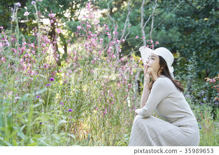年輕的女人,公園,休息 年輕的女人,公園,休息 35989653