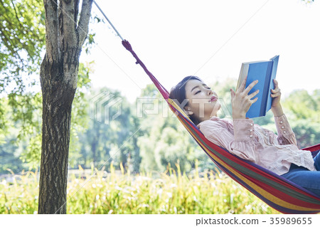 年輕的女人,公園,閱讀 年輕的女人,公園,閱讀 35989655