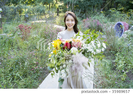 Young woman, park, break 35989657