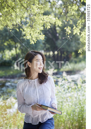 年輕的女人，公園，閱讀 35989725