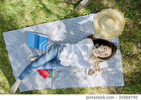 年輕的女人,公園,閱讀 年輕的女人,公園,閱讀 35989740