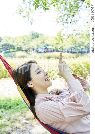 年輕的女人，公園，智能手機 35989747