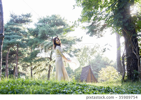 年輕的女人，公園，休息 35989754