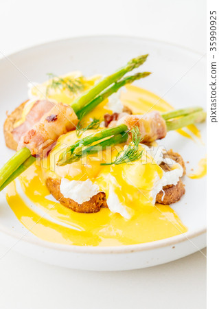 Eggs benedict with bacon twist asparagus 35990925