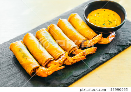 Fried spring roll with shrimp Fried spring roll with shrimp 35990965