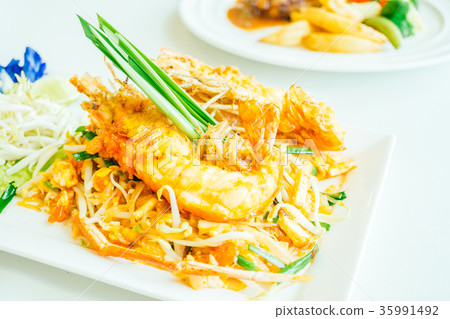Pad thai noodles 35991492