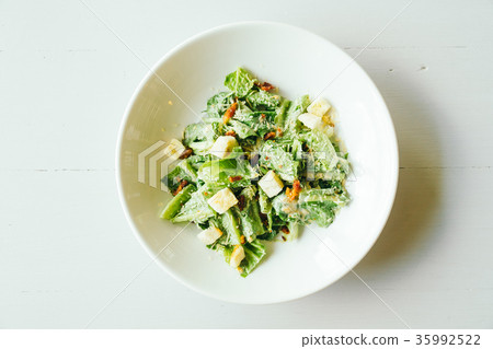 Grilled caesar salad 35992522
