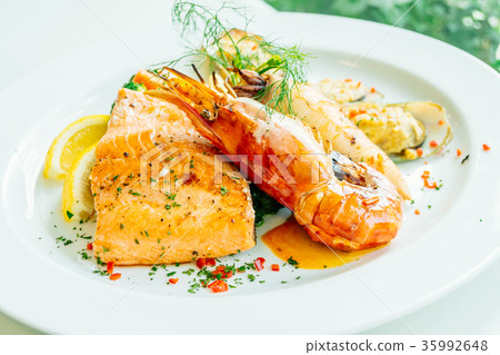 Mixed grilled seafood steak with salmon prawn and other meat Mixed grilled seafood steak with salmon prawn and other meat 35992648