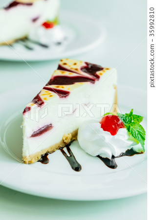 Raspberry cake 35992810